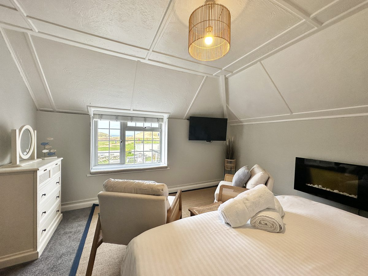 Holywell Beach Bar - Room 3, available to book now.